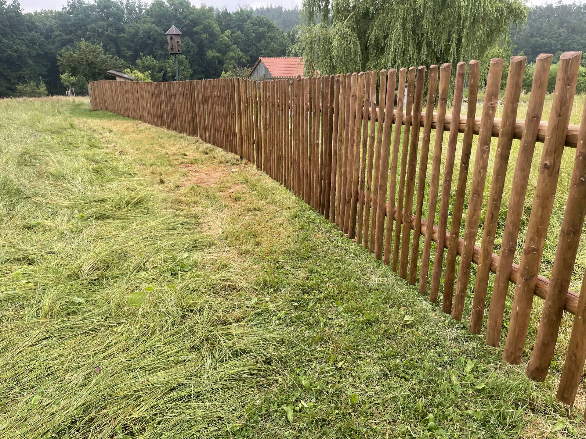 Obrázek 2 / Dřevěné ploty - ručně opracovaný   - realizace Ostrov 6-2022